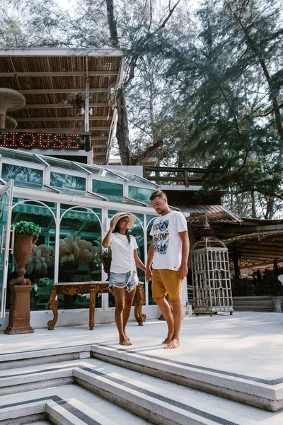 Pattaya Thaïlande Janvier 2020, couple se détendre sur la plage de Pattaya Thaïlande Jomtien plage avec des clubs de plage et restaurants — Photo