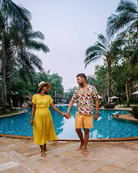 Pareja en la piscina durante unas vacaciones de lujo en Tailandia, hombres y mujeres en el complejo hotelero de lujo en Tailandia vacaciones en Asia — Foto de Stock