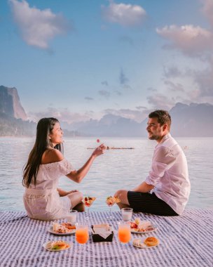 Güneş doğarken Phangnga Körfezi 'nde, Samet Nang Shee Tayland Phangnga bölgesinden güneşin doğuşunu izleyen çift.