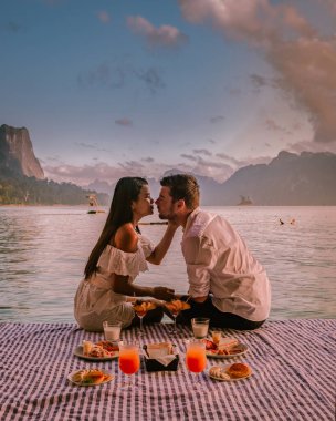 Güneş doğarken Phangnga Körfezi 'nde, Samet Nang Shee Tayland Phangnga bölgesinden güneşin doğuşunu izleyen çift.