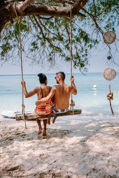 Koh Kham Trat Ταϊλάνδη, οι άνθρωποι χαλαρώνουν στο τροπικό νησί Koh Kam Ταϊλάνδη, Λευκή παραλία και τις ακτές της γαλάζιας θάλασσας στο νησί Koh Kham στο Chonburi Ταϊλάνδη — Φωτογραφία Αρχείου