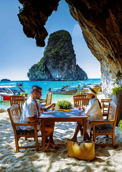 Coppia che beve un gelato sulla spiaggia di Krabi Thailandia, Railay beach con un bellissimo sfondo di Ko Rang Nok Island In Thailand Krabi — Foto Stock