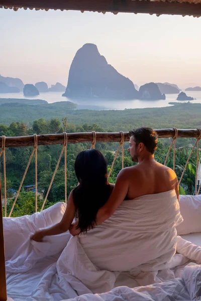 Pareja viendo amanecer en las montañas de la bahía de Phangnga durante el amanecer, pareja viendo amanecer en el mirador Samet Nang Shee Tailandia provincia de Phangnga —  Fotos de Stock