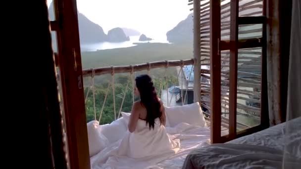 Bahía de Phangnga durante el amanecer, mujer observando el amanecer en el mirador Samet Nang Shee Tailandia Provincia de Phangnga — Vídeos de Stock