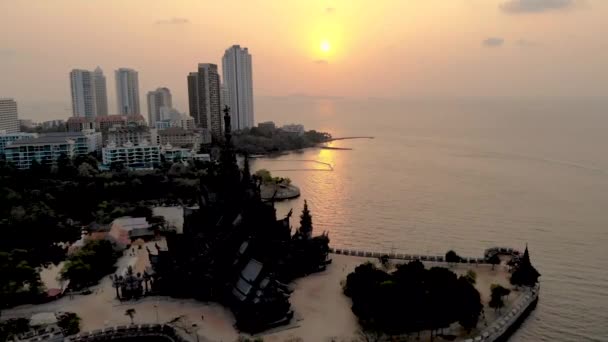 Skyline of Pattaya Thailand with wooden old historical temple during sunset Pattaya Thailand — Stockvideo