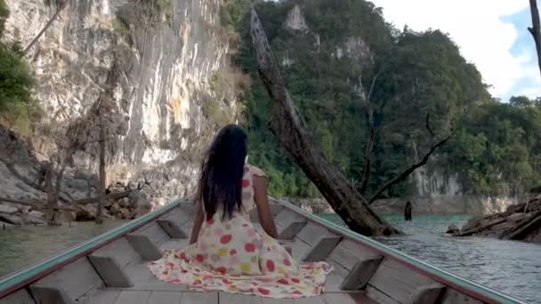 Khao Sok Tailândia, mulher de férias na Tailândia, menina em barco de cauda longa no parque nacional Khao Sok Tailândia — Vídeo de Stock