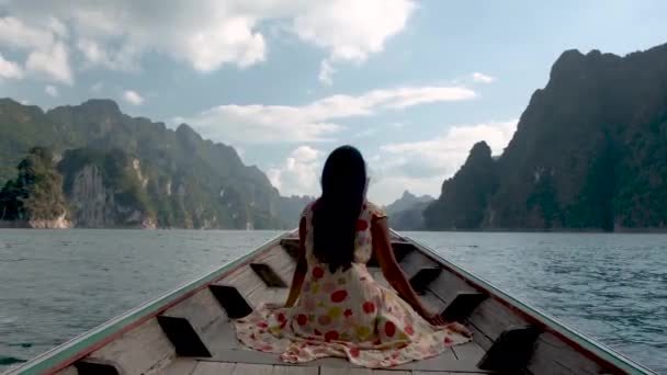 Khao Sok Thailand, woman on vacation in Thailand, girl in longtail boat at the Khao Sok national park Thailand — 图库视频影像