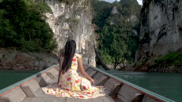 Кхао Сок Таиланд, женщина на отдыхе в Таиланде, девушка в длиннохвостой лодке в таиландском национальном парке Кхао Сок — стоковое видео