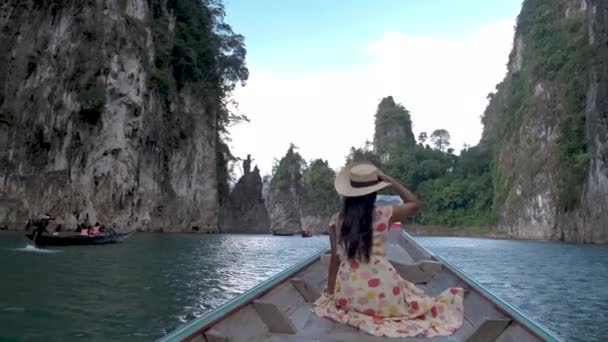 Кхао Сок Таиланд, женщина на отдыхе в Таиланде, девушка в длиннохвостой лодке в таиландском национальном парке Кхао Сок — стоковое видео