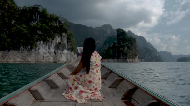 Khao Sok Thailand, woman on vacation in Thailand, girl in longtail boat at the Khao Sok national park Thailand — Wideo stockowe