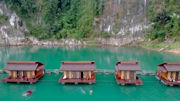 Khao Sok, Thailand January 2020, Raft houses on the Khao Sok National Park Lake in Thailand. This is popular form of accommodation for tourists and locals — Stock Video