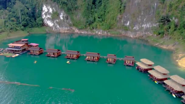 Khao Sok, Thailand January 2020, Raft houses on the Khao Sok National Park Lake in Thailand. This is popular form of accommodation for tourists and locals — Stockvideo