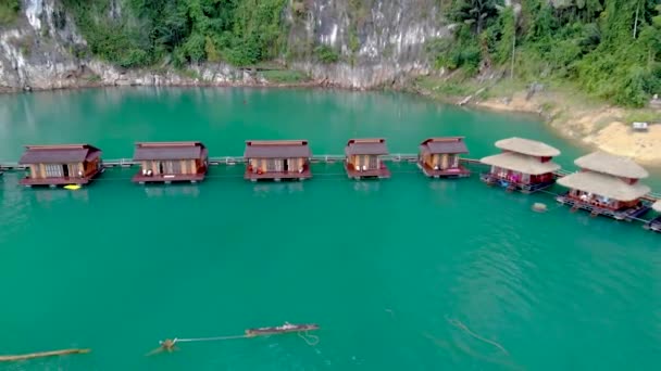 Khao Sok, Thailand January 2020, Raft houses on the Khao Sok National Park Lake in Thailand. This is popular form of accommodation for tourists and locals — Stock videók