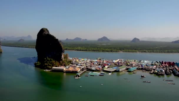 La isla Punyi, Ko Panyi o Koh Panyee, atracciones emblemáticas de la aldea de pescadores musulmanes, viajan en barco en el Parque Nacional de la Bahía de Ao Phang Nga, Tailandia — Vídeos de Stock