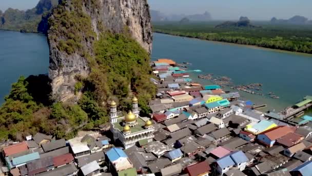 Isola di Punyi, Ko Panyi o Koh Panyee, attrazioni turistiche musulmane del villaggio di pescatori viaggiano in barca al Parco Nazionale della Baia di Ao Phang Nga, Thailandia — Video Stock