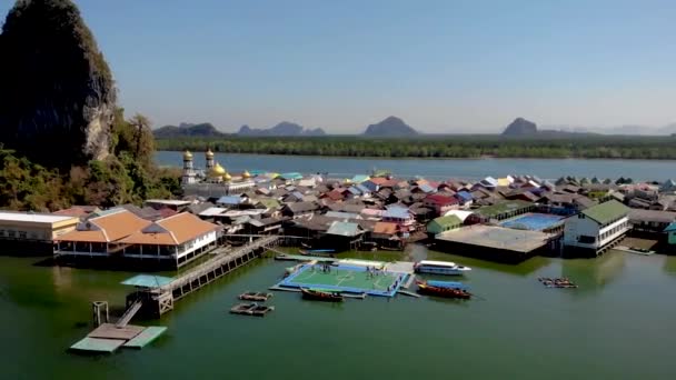 La isla Punyi, Ko Panyi o Koh Panyee, atracciones emblemáticas de la aldea de pescadores musulmanes, viajan en barco en el Parque Nacional de la Bahía de Ao Phang Nga, Tailandia — Vídeo de stock