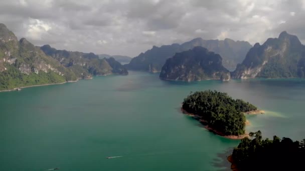 Drone lövés, felső Légifelvételek a Khao Sok Nemzeti Park,-a ' egy másik rendeltetési helyre, az emberek, akik szeretik a tenger. A szigeten egy nature reserve., Surat Thani, Thaiföld — Stock videók