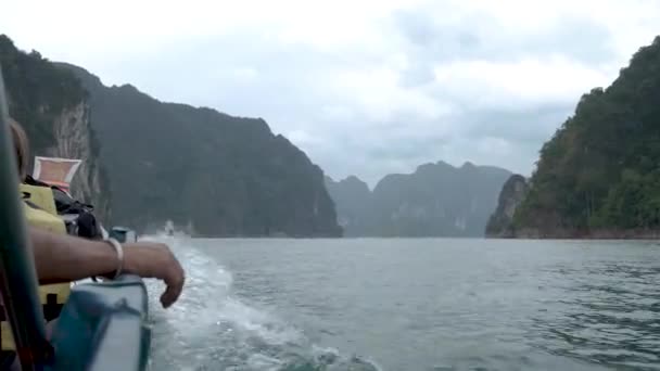 Barco de cauda longa no lago de Khao Sok Tailândia, barco de madeira de cauda longa no lago durante o pôr do sol Khao Sok Lake — Vídeo de Stock