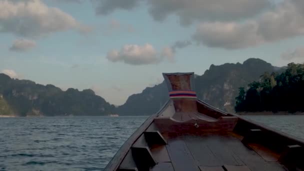 Longtail boat at the lake of Khao Sok Thailand, long tail wooden boat at the lake during sunset Khao Sok Lake — 비디오