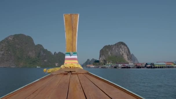 Île Punyi, Ko Panyi ou Koh Panyee, les attractions touristiques musulmanes du village de pêcheurs voyagent en bateau au parc national d'Ao Phang Nga Bay, en Thaïlande — Video