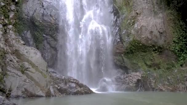 Водопад в провинции Чумпхон, Таиланд, водопад Клонгфрао — стоковое видео