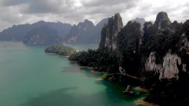 Κηφήνας Αεροφωτογραφία πυροβόλησε, κορυφή του Khao Sok National Park, είναι ένα άλλο προορισμό για όσους αρέσει η θάλασσα. Το νησί είναι μια φύση αποθεματικό., Surat Thani, Ταϊλάνδη — Αρχείο Βίντεο