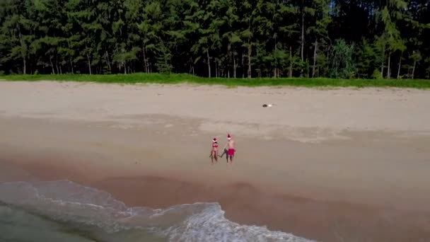 Khao Lak Tailandia, dron en la playa con la pareja y el sombrero de Navidad feliz año nuevo — Vídeo de stock