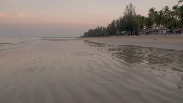 Khao Lak plage Phuket Thaïlande au lever du soleil sur la plage de sable blanc avec des palmiers — Video