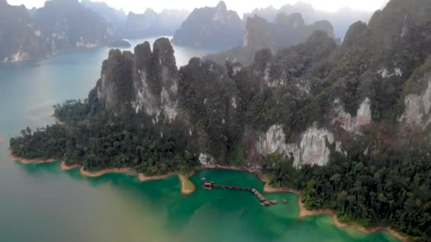 Parque nacional de Khao Sok Presa Cheow Lan, Presa Ratchaprapha o Presa Rajjaprabha en Suratthani — Vídeo de stock