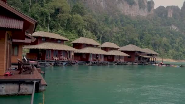 Khao Sok, Thailand January 2020, Raft houses on the Khao Sok National Park Lake in Thailand. This is popular form of accommodation for tourists and locals — ストック動画