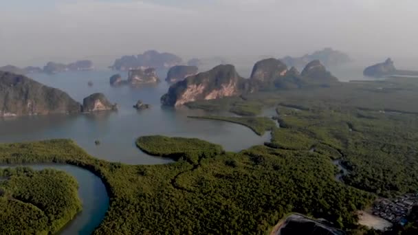 Vista aérea sobre la bahía de Phangnga Tailandia Phangnga, vista del dron sobre la laguna durante el atardecer — Vídeo de stock