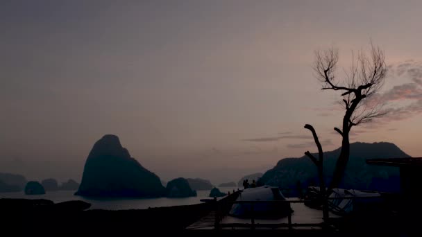 Vista aérea sobre la bahía de Phangnga Tailandia Phangnga, vista del dron sobre la laguna durante el atardecer — Vídeo de stock