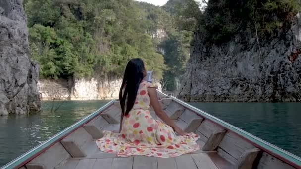 Khao Sok Thailand, woman on vacation in Thailand, girl in longtail boat at the Khao Sok national park Thailand — Stockvideo