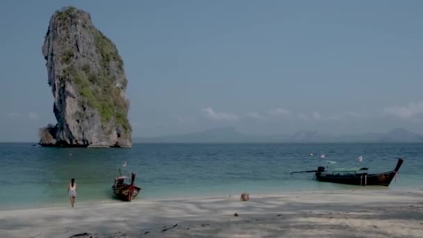 Pareja de vacaciones en Tailandia, hombres y mujeres en viaje a la isla visita Koh Poda Islan Krabi Tailandia — Vídeo de stock