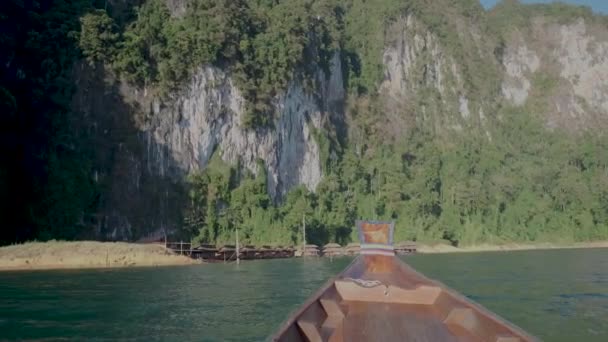Длиннохвостая лодка на озере Кхао Сок Таиланд, длинная хвостовая деревянная лодка на озере во время заката озера Кхао Сок — стоковое видео