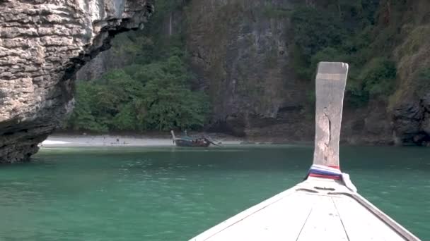Phangnga Bay Thailandia, Barca a coda lunga che naviga tra l'isola calcarea e le scogliere — Video Stock