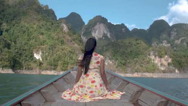 Khao Sok Thaïlande, femme en vacances en Thaïlande, fille en bateau à queue longue au parc national de Khao Sok Thaïlande — Video