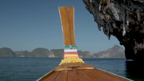 Phangnga Bay Thailandia, Barca a coda lunga che naviga tra l'isola calcarea e le scogliere — Video Stock
