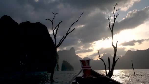 Barco de cauda longa no lago de Khao Sok Tailândia, barco de madeira de cauda longa no lago durante o pôr do sol Khao Sok Lake — Vídeo de Stock