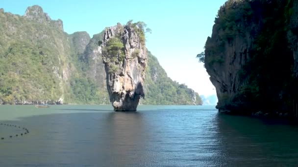 Phangnga Bay Thailand , James Bond Island Thailand people visit the tropical beach — Stockvideo