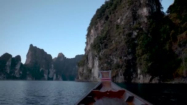 Bateau à queue longue au lac de Khao Sok Thaïlande, bateau en bois à queue longue au lac pendant le coucher du soleil lac Khao Sok — Video