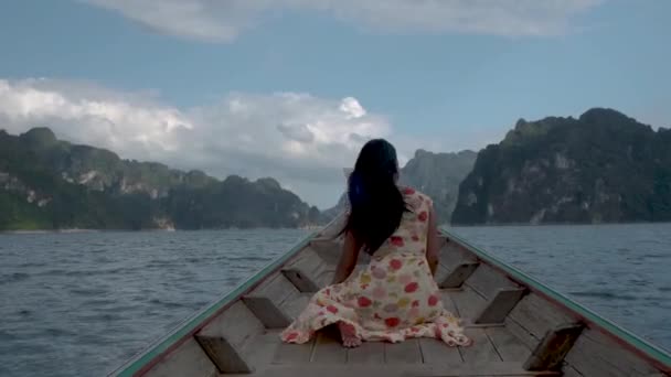 Khao Sok Tailândia, mulher de férias na Tailândia, menina em barco de cauda longa no parque nacional Khao Sok Tailândia — Vídeo de Stock