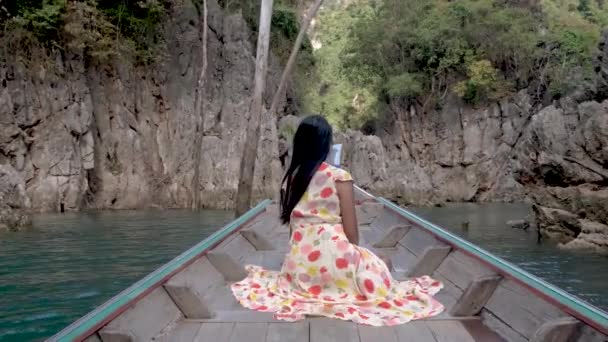 Khao Sok Thailand, woman on vacation in Thailand, girl in longtail boat at the Khao Sok national park Thailand — Stock Video