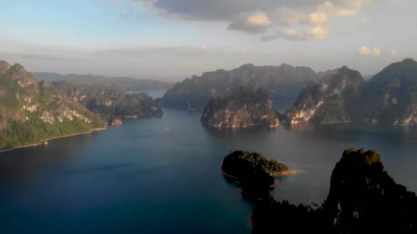 Parco nazionale di Khao Sok Diga di Cheow Lan, Diga di Ratchaprapha o Diga di Rajjaprabha a Suratthani — Video Stock