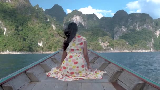Khao Sok Tailandia, mujer de vacaciones en Tailandia, chica en barco de cola larga en el parque nacional Khao Sok Tailandia — Vídeo de stock
