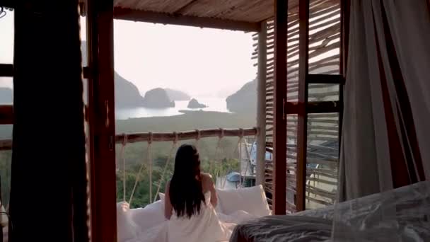 Bahía de Phangnga durante el amanecer, mujer observando el amanecer en el mirador Samet Nang Shee Tailandia Provincia de Phangnga — Vídeos de Stock