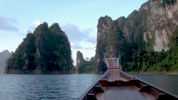 Longtail boat at the lake of Khao Sok Thailand, long tail wooden boat at the lake during sunset Khao Sok Lake — Wideo stockowe