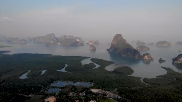 Vista aérea sobre la bahía de Phangnga Tailandia Phangnga, vista del dron sobre la laguna durante el atardecer — Vídeo de stock