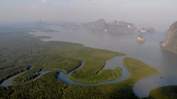 Vista aérea sobre la bahía de Phangnga Tailandia Phangnga, vista del dron sobre la laguna durante el atardecer — Vídeos de Stock