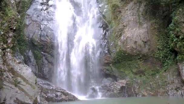 Cascata nella provincia di Chumphon, Thailandia, cascata di Klongphrao Thailandia — Video Stock